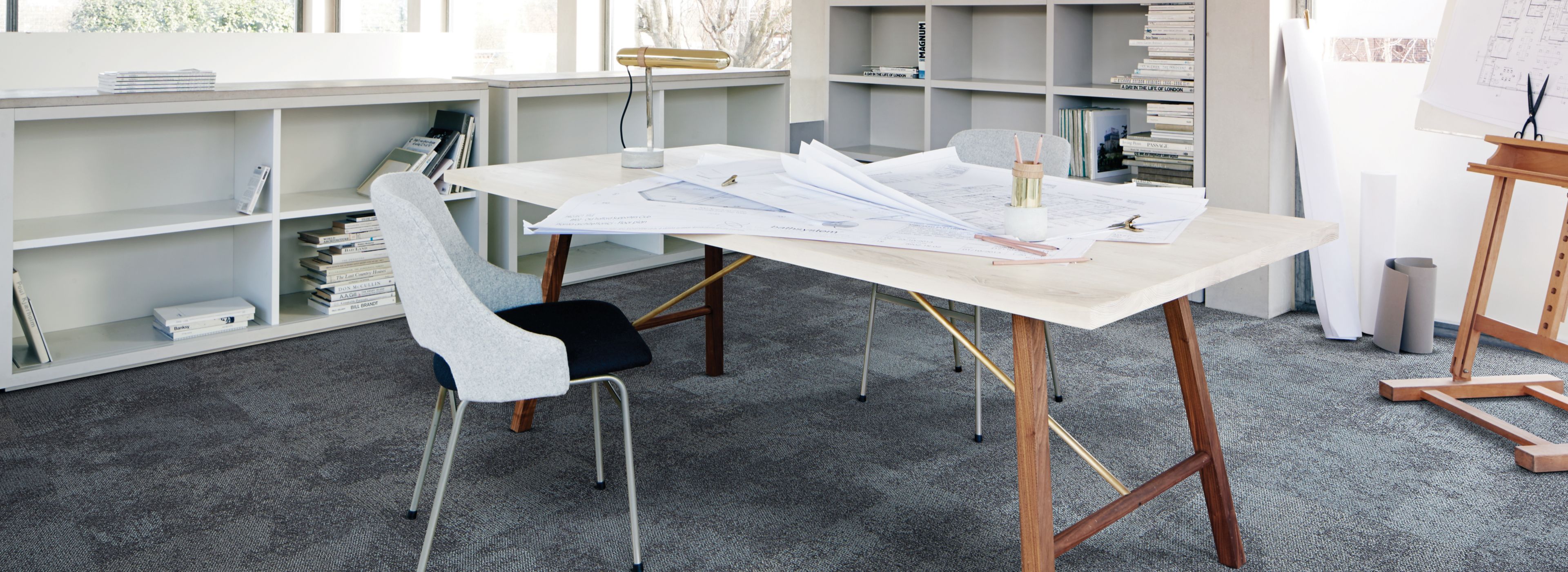 Interface Composure carpet tile with white table and architectural drawings afbeeldingnummer 1